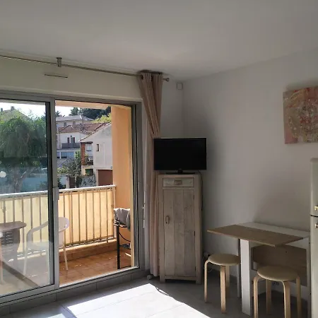 Studio Cabine Ensoleille En Plein Centre Dans Avec Piscine Apartment Sainte-Maxime